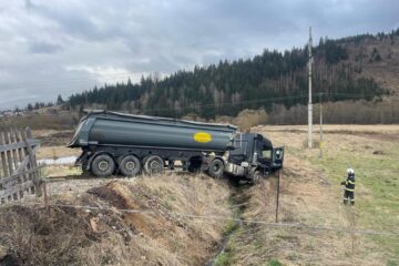 Șoferul de 46 de ani ar fi făcut infarct în cazul autocamionului scăpat de sub control pe drumul Suceava – Cluj