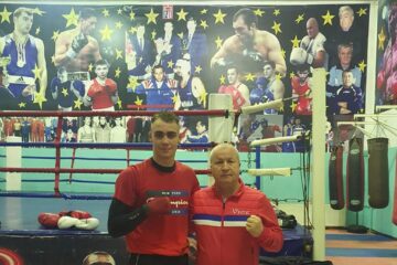 Pugilistul Răzvan Ciobanu alături de antrenorul Vasile Nistor