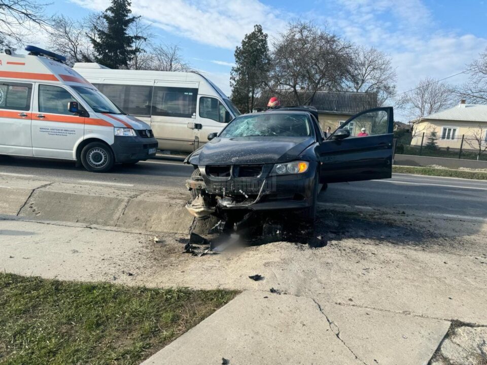 Un autoturism a intrat vineri după-amiază într-un cap de pod