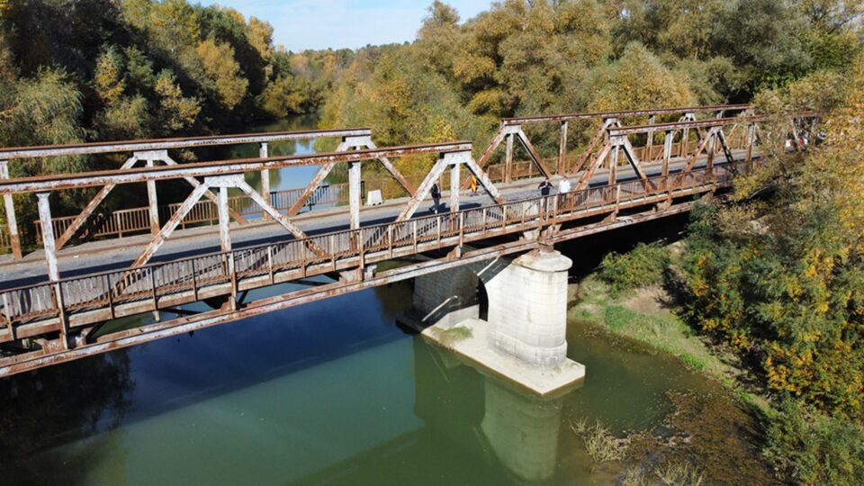 Actualul pod peste râul Siret a fost construit în anul 1933 și nu a fost modernizat niciodată Actualul pod peste râul Siret a fost construit în anul 1933 și nu a fost modernizat niciodată