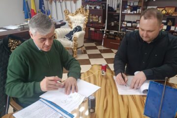 Joi a fost semnat contractul între beneficiar, prin primarul Ioan Pavăl, și firma care va construi centrul de colectare a deșeurilor, Rovalstone