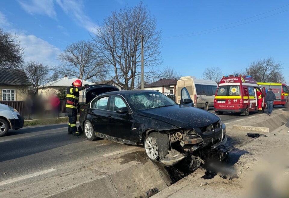 Un autoturism a intrat vineri după-amiază într-un cap de pod
