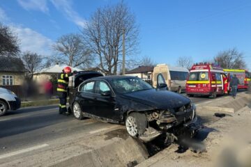 Un autoturism a intrat vineri după-amiază într-un cap de pod