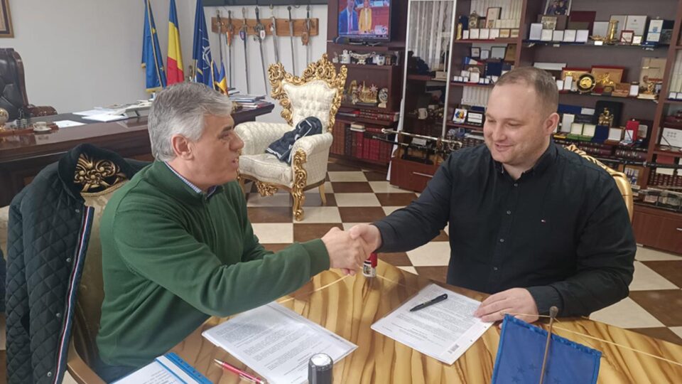 Joi a fost semnat contractul între beneficiar, prin primarul Ioan Pavăl, și firma care va construi centrul de colectare a deșeurilor, Rovalstone