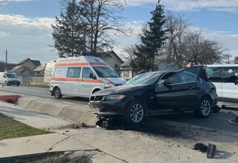 Un autoturism a intrat vineri după-amiază într-un cap de pod
