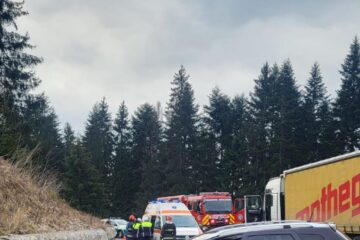 Accident între un camion și un autoturism, soldat cu trei victime, la Poiana Stampei