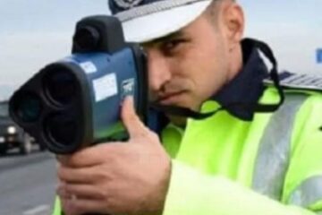Șoferul a fost oprit pentru că a depășit limita de viteză