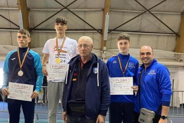 Antrenorul Iustin Tătărău, primul din dreapta, alături de atletul Marian Vasile Ignătescu