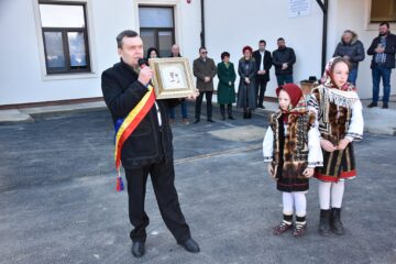 Traian Iliesi le-a oferit profesorilor câte o Icoană a Maicii Domnului cu Mântuitorul Isus Hristos