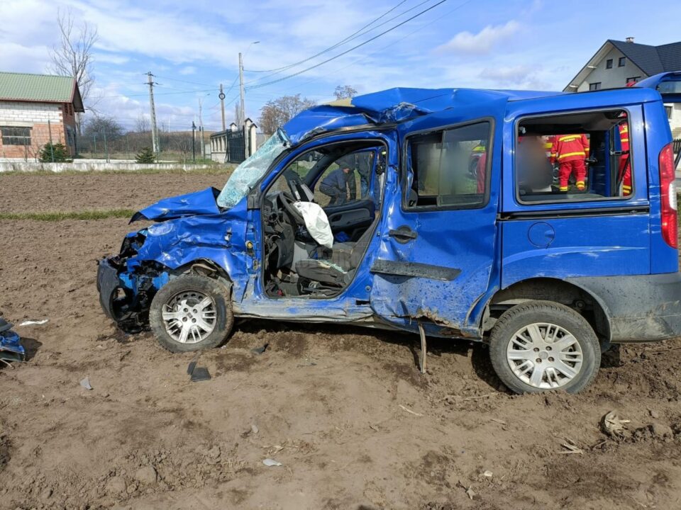 Vasile G. a efectuat o manevră de întoarcere a mașinii în zona prevăzută cu linie continuă