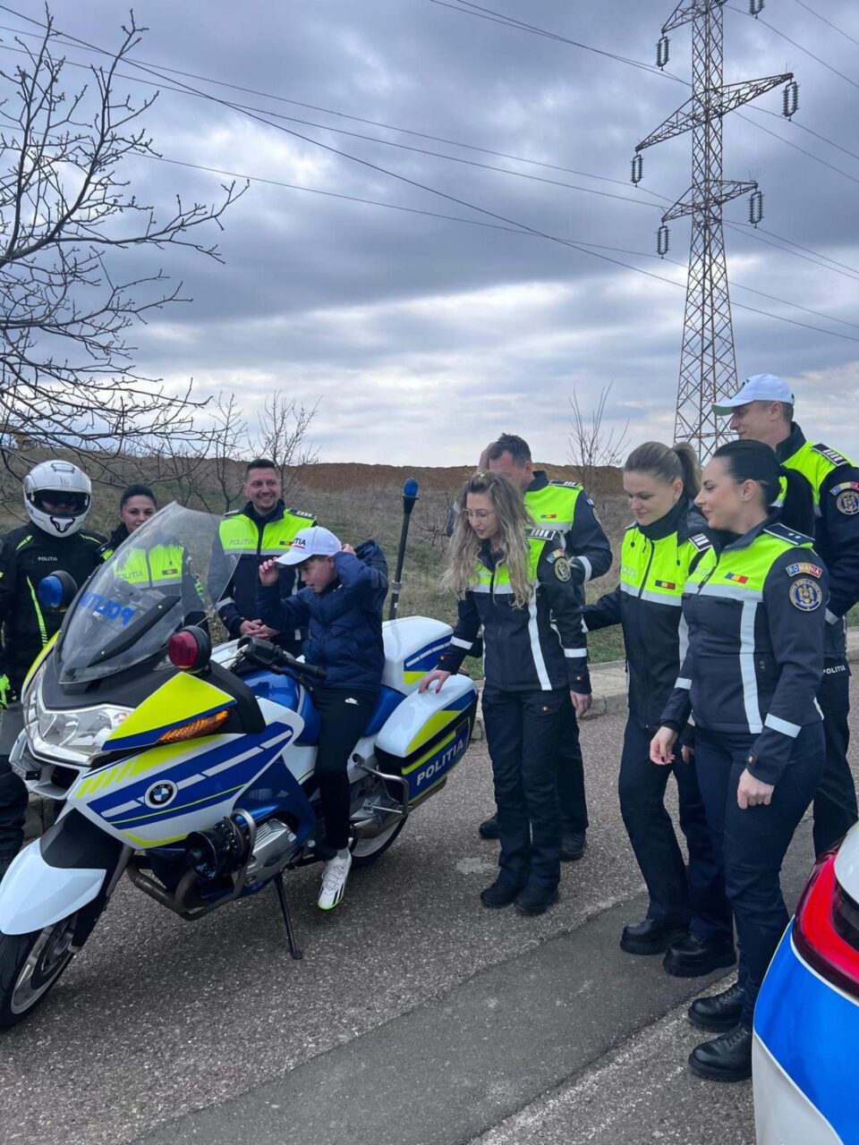Tort și BMW-urile pe două și patru roți, surprize pentru micul Tudor, născut de Ziua Poliției