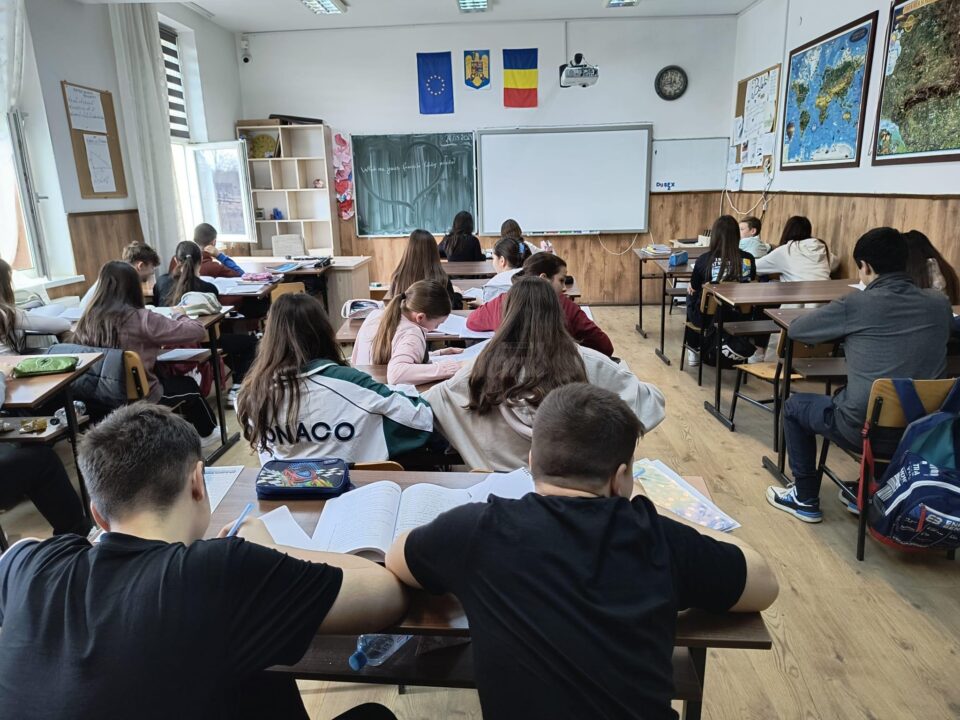 Elevi ai liceului din Liteni în clase