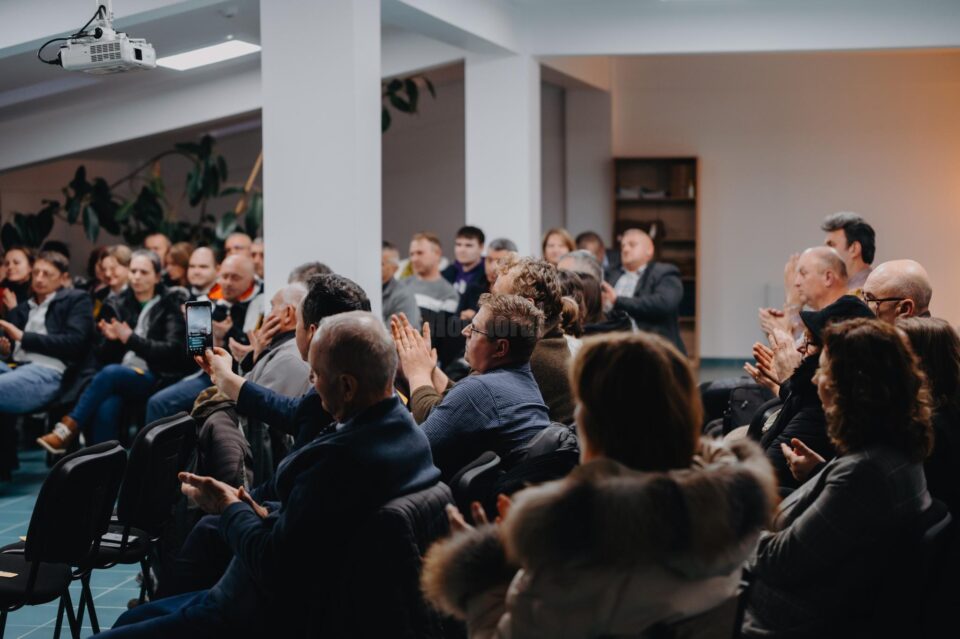 „Muțenia armelor”, volum de poeme semnat de Cezar Haiura, lansat la Siret