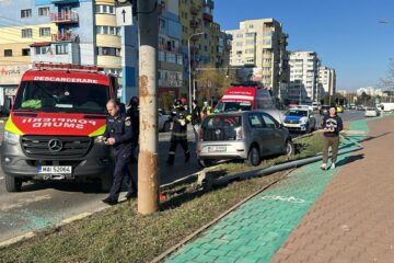 Accident cu un stâlp pus la pământ pe artera principală a Sucevei
