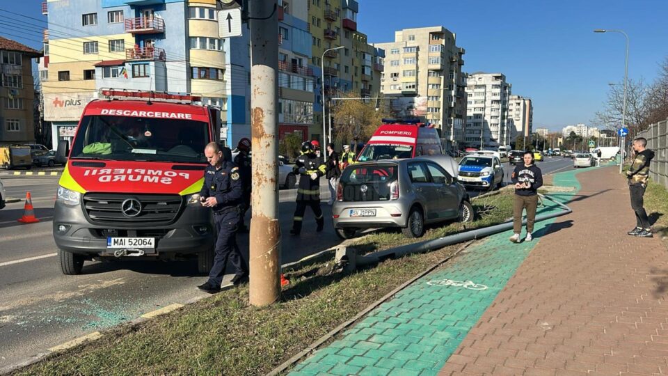 Accident cu un stâlp pus la pământ pe artera principală a Sucevei