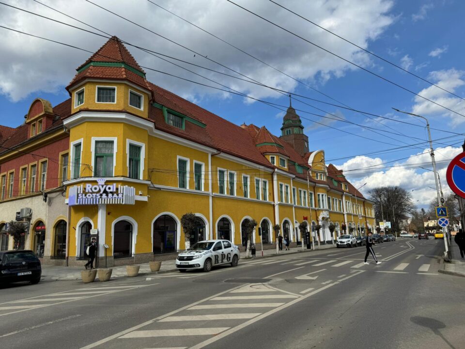 Reparația patrulaterului din centrul istoric vechi al municipiului Rădăuți este considerată de Dan Marcu o lucrare făcută ”la normă” și fără să se respecte standardele impuse clădirilor monument istoric