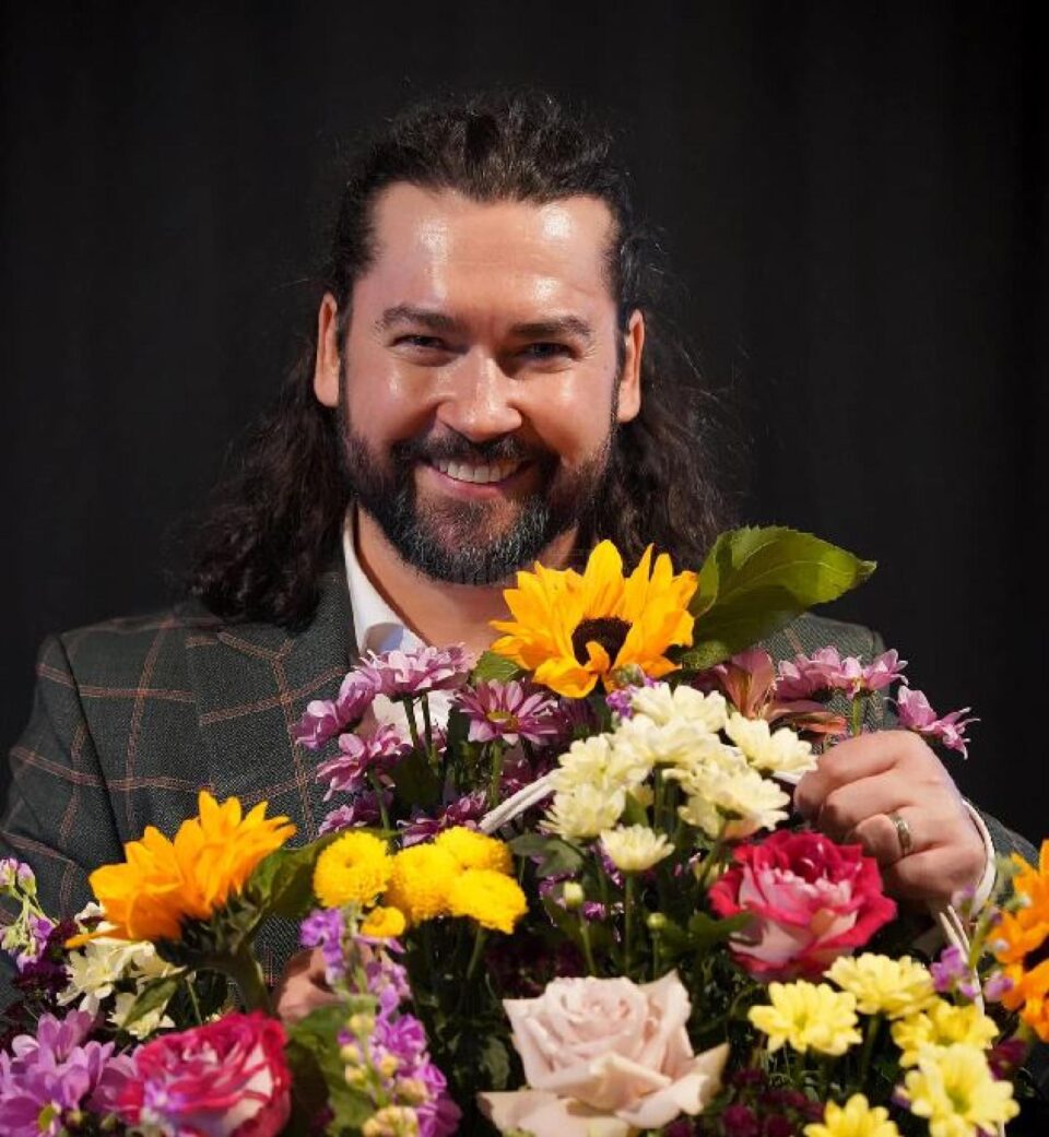 Teodor Ilincăi, tenorul-poet, și-a lansat volumul „Mozaic: poezii, aforisme, cugetări”, la Teatrul Municipal „Matei Vișniec”
