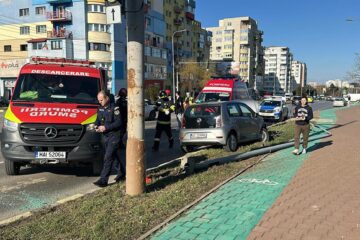 Accident cu un stâlp pus la pământ pe artera principală a Sucevei