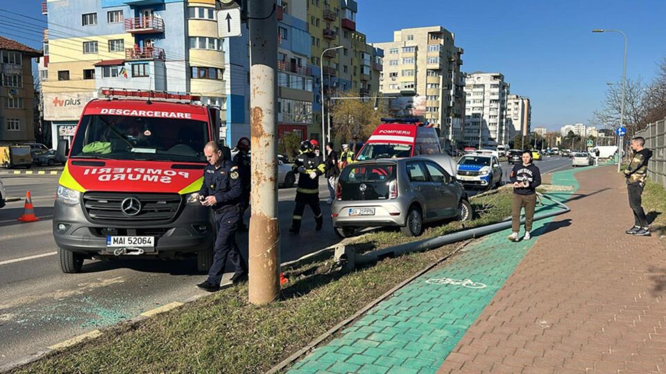Accident cu un stâlp pus la pământ pe artera principală a Sucevei