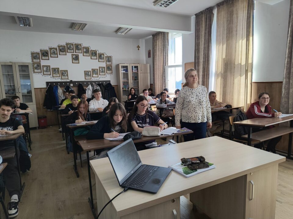 Elevi ai liceului din Liteni în clase
