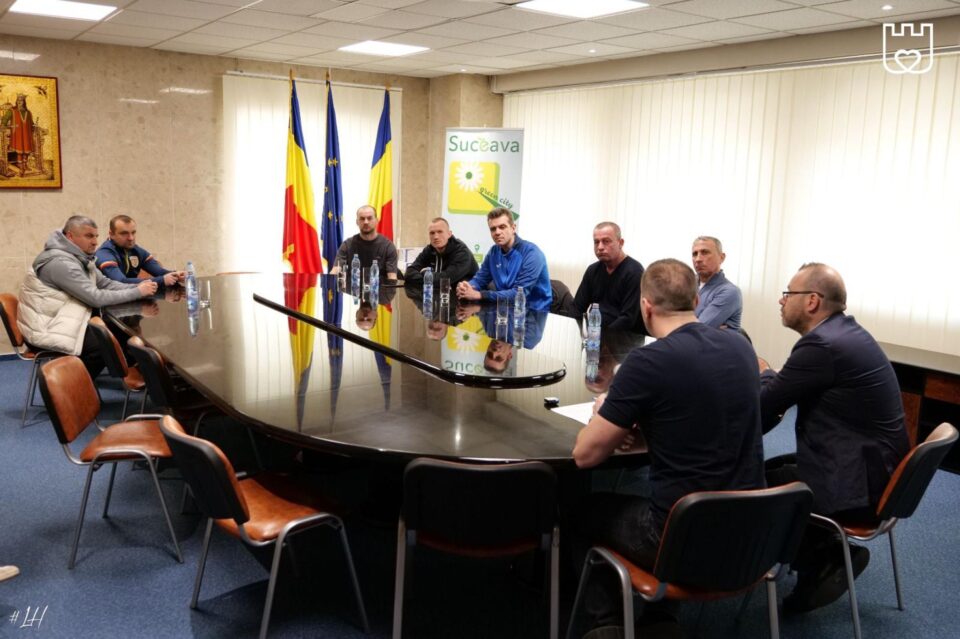 Lucian Harșovschi a purtat miercuri discuții, la sediul Primăriei, cu reprezentanții mai multor echipe de fotbal pentru copii - pepinieră pentru o viitoare echipă de Liga a II-a