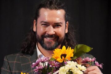 Teodor Ilincăi, tenorul-poet, și-a lansat volumul „Mozaic: poezii, aforisme, cugetări”, la Teatrul Municipal „Matei Vișniec”