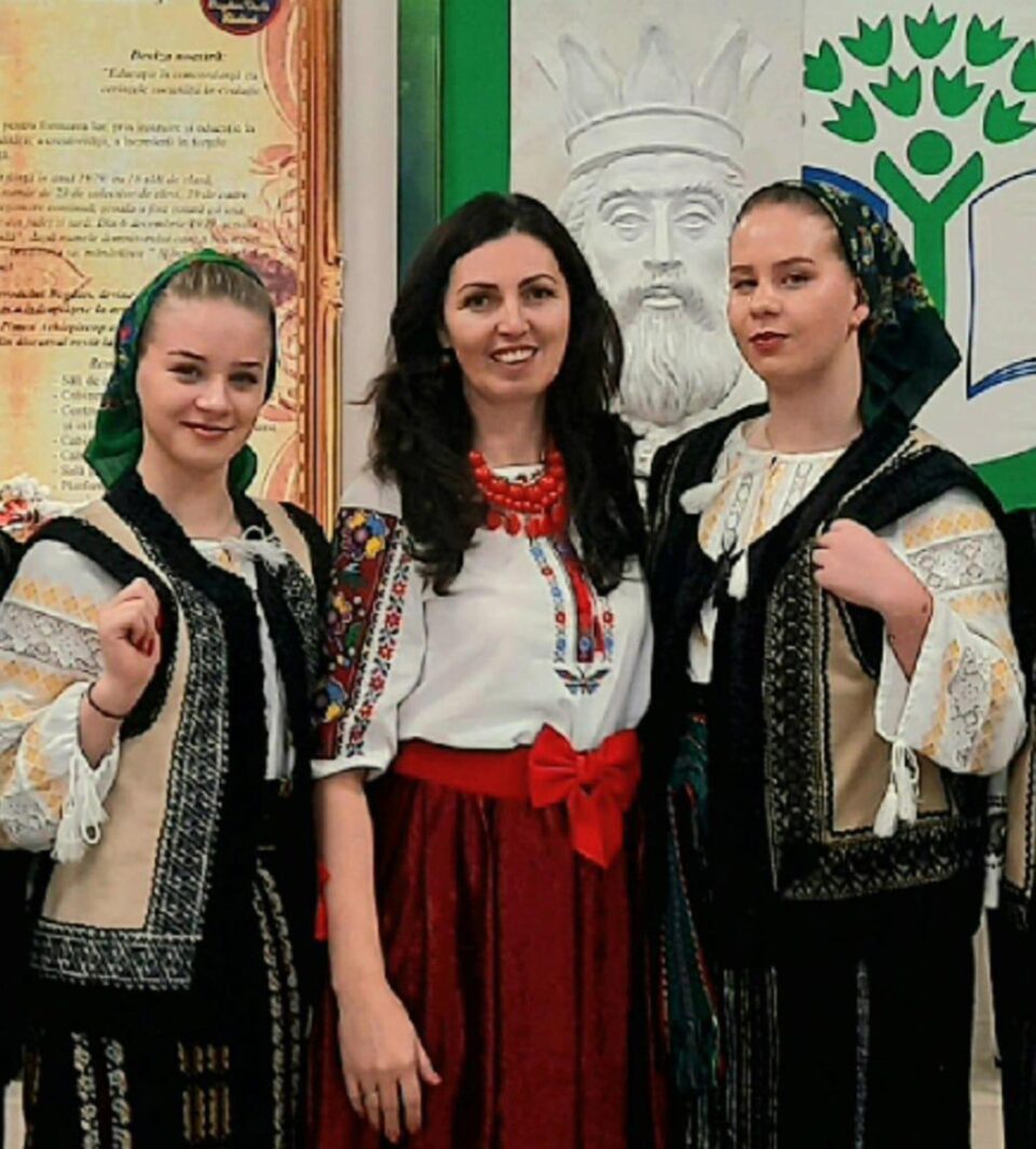 Georgiana și Francesca Mehno și prof. Delia Marțineac