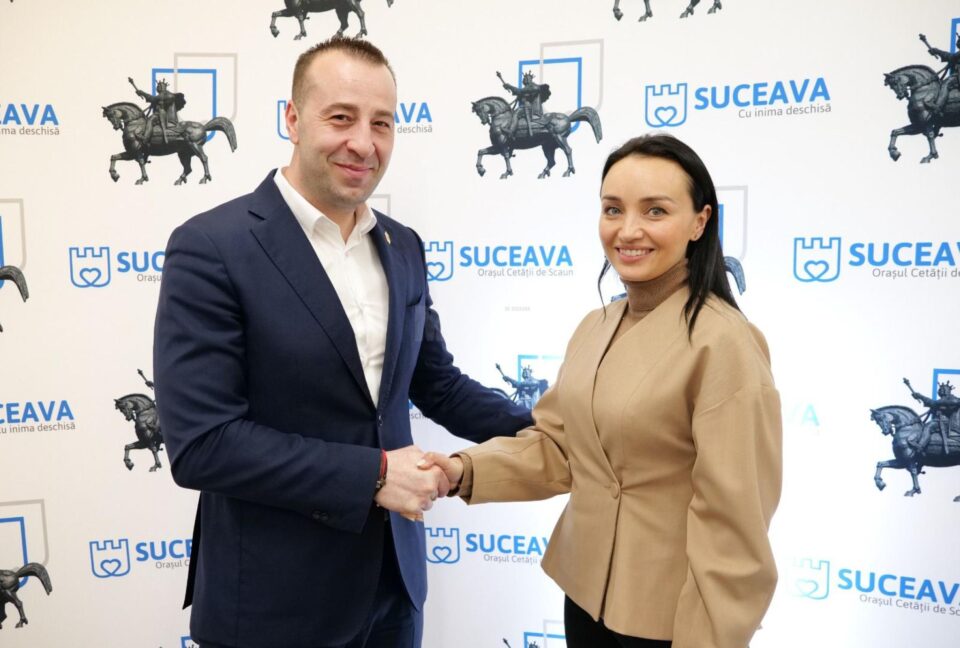 Candiatul PNL pentru Primăria Suceava, Lucisan Harșovschi, și consilierul local Alexandra Harja Samsonescu Candiatul PNL pentru Primăria Suceava, Lucisan Harșovschi, și consilierul local Alexandra Harja Samsonescu