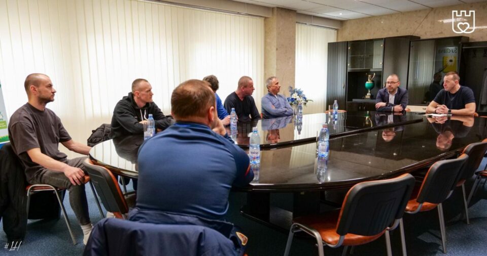 Lucian Harșovschi a purtat miercuri discuții, la sediul Primăriei, cu reprezentanții mai multor echipe de fotbal pentru copii - pepinieră pentru o viitoare echipă de Liga a II-a