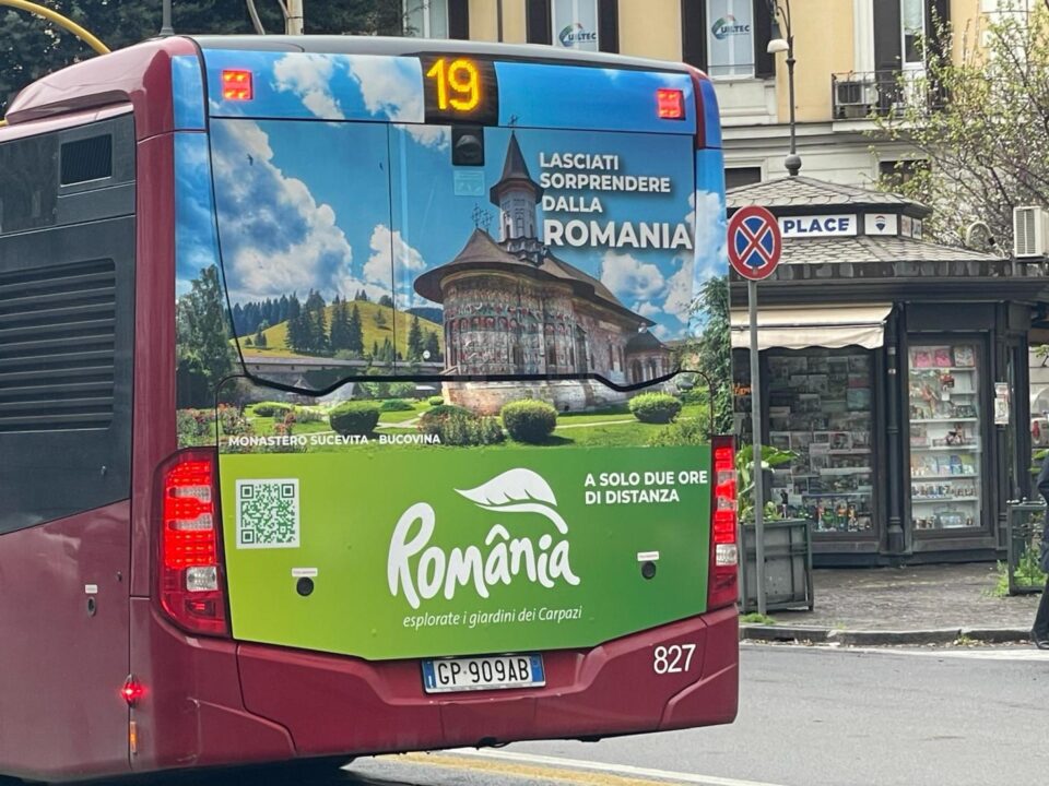 Imagini cu Mănăstirea Sucevița sunt afișate pe autobuzele din Roma