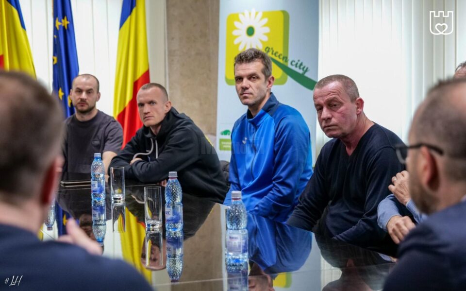 Lucian Harșovschi a purtat miercuri discuții, la sediul Primăriei, cu reprezentanții mai multor echipe de fotbal pentru copii - pepinieră pentru o viitoare echipă de Liga a II-a