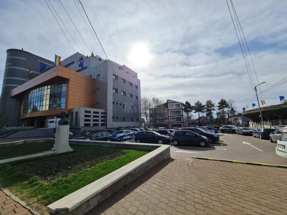 Parcarea de la Primăria Suceava va fi cu plată de luni