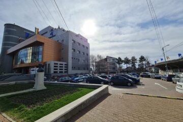 Parcarea de la Primăria Suceava va fi cu plată de luni