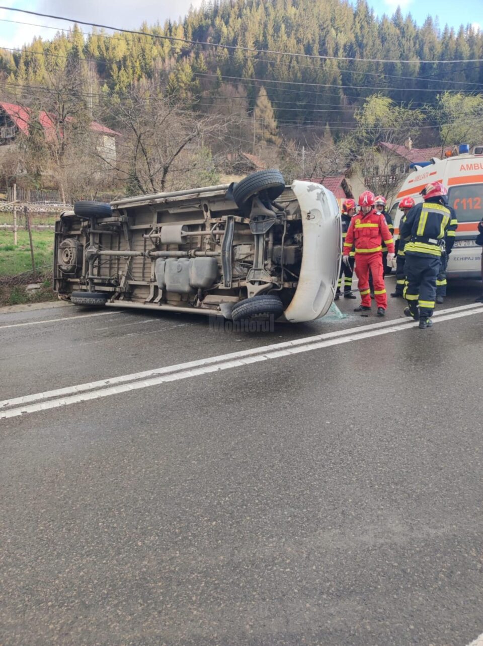 Șase ucraineni se aflau în microbuzul răsturnat vineri dimineață la Prisaca Dornei