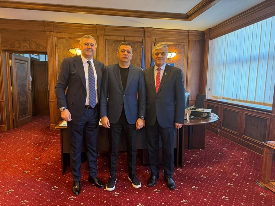Primarul Ioan Pavăl, la semnarea contractului pentru centura ocolitoare, alături de deputatul Eugen Bejinariu și ministrul Transporturilor, Sorin Grindeanu