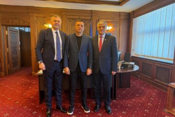 Primarul Ioan Pavăl, la semnarea contractului pentru centura ocolitoare, alături de deputatul Eugen Bejinariu și ministrul Transporturilor, Sorin Grindeanu