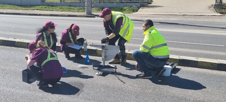 Test al aderenței carosabilului de pe Calea Unirii pe porțiunea unde au avut loc accidente