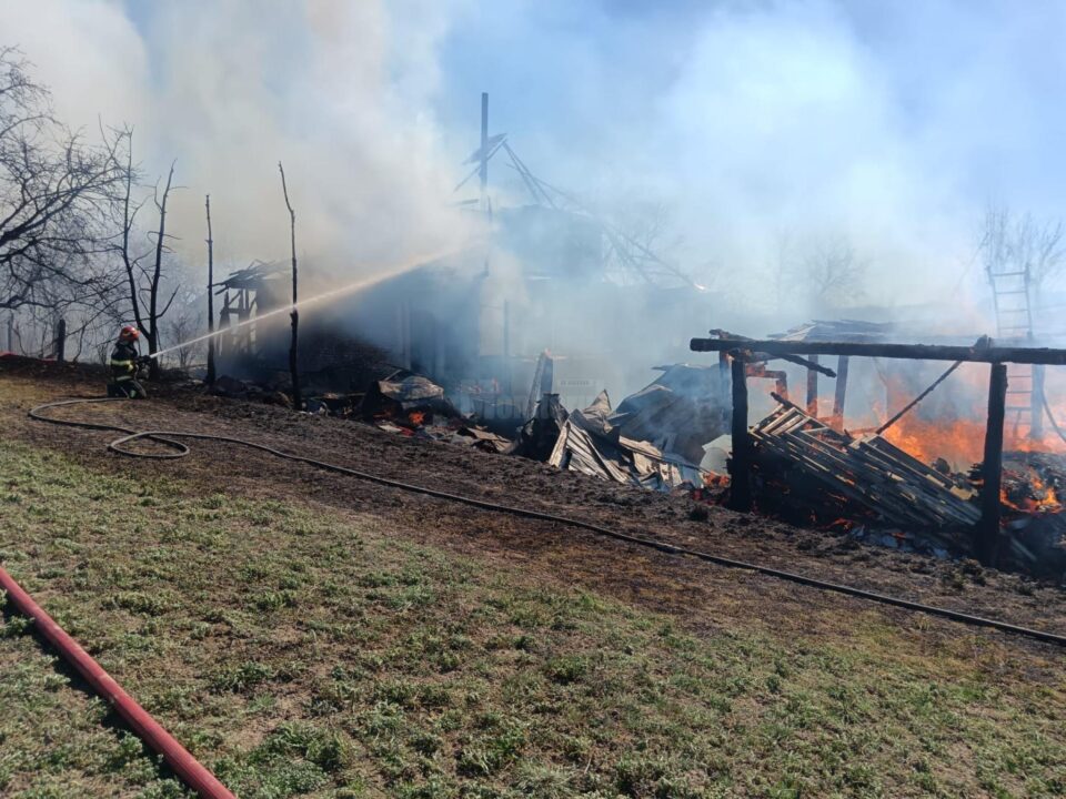 Un puternic incendiu a distrus o casă și anexa din apropiere