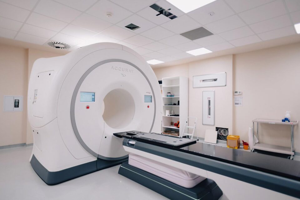 Aparatul de radioterapie Accuray TomoTherapy de ultimă generație, instalat în cadrul Clinicii RT Lotus Center din Suceava