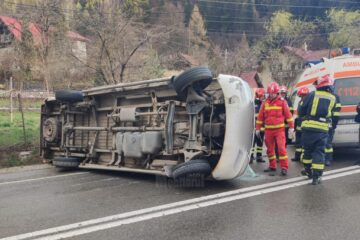 Cinci răniți la spital după ce un microbuz s-a răsturnat la Prisaca Dornei