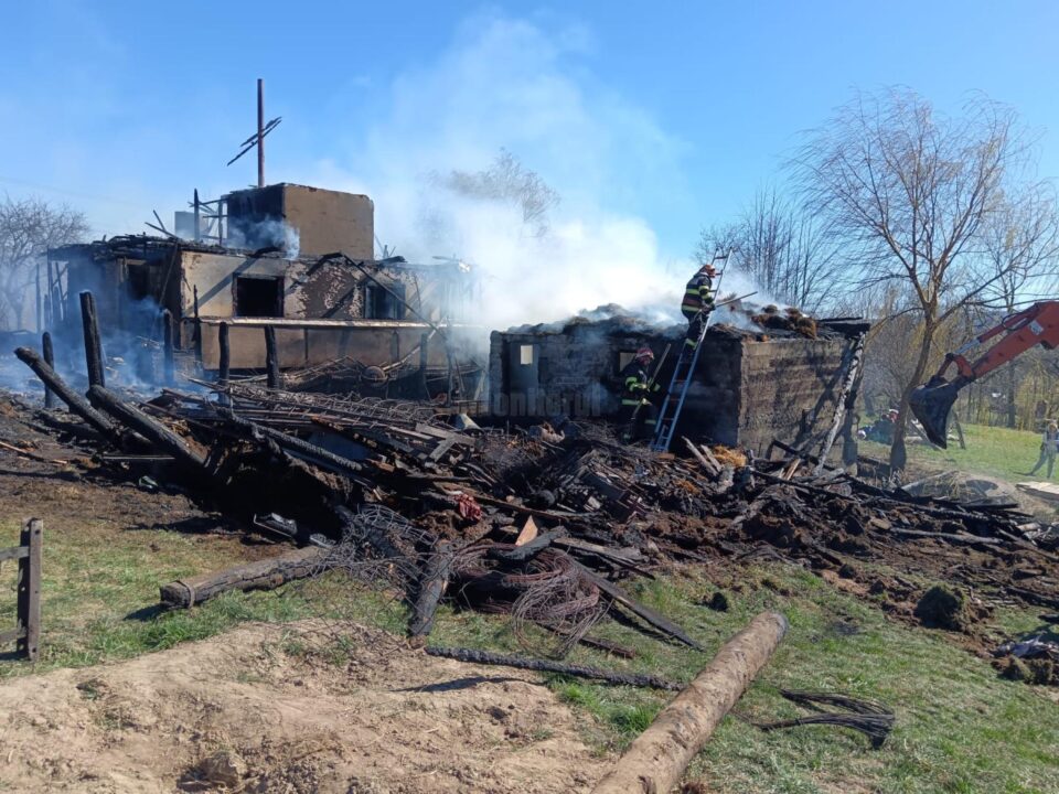 Un puternic incendiu a distrus o casă și anexa din apropiere