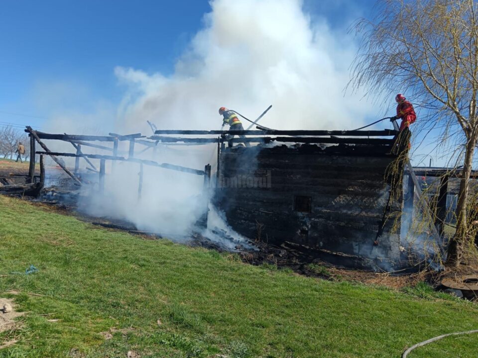 Un puternic incendiu a distrus o casă și anexa din apropiere