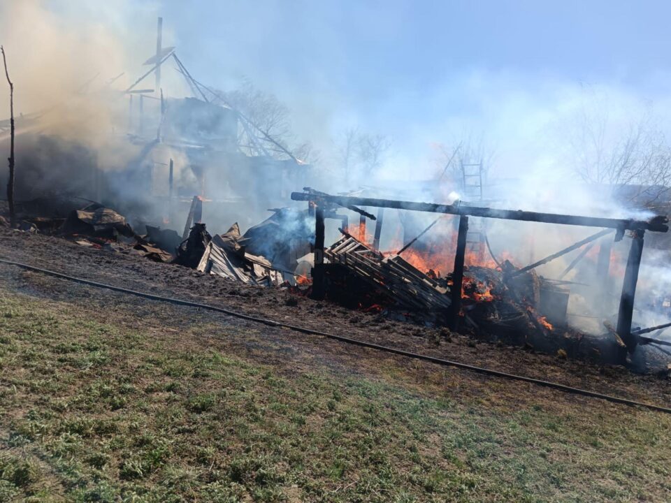 Un puternic incendiu a distrus o casă și anexa din apropiere