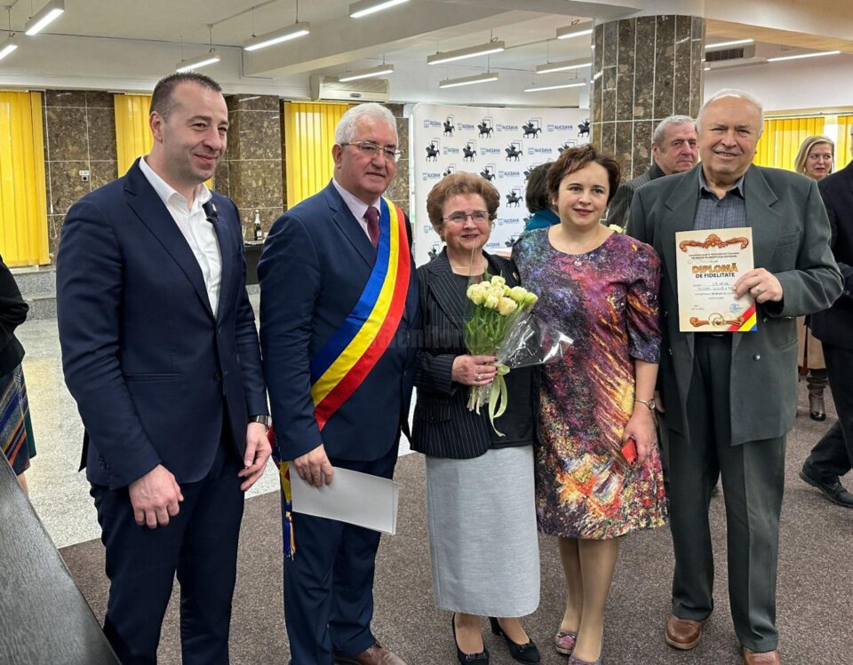 27 de cupluri care au împlinit 50 de ani de căsătorie, sărbătorite la sediul Primăriei Suceava
