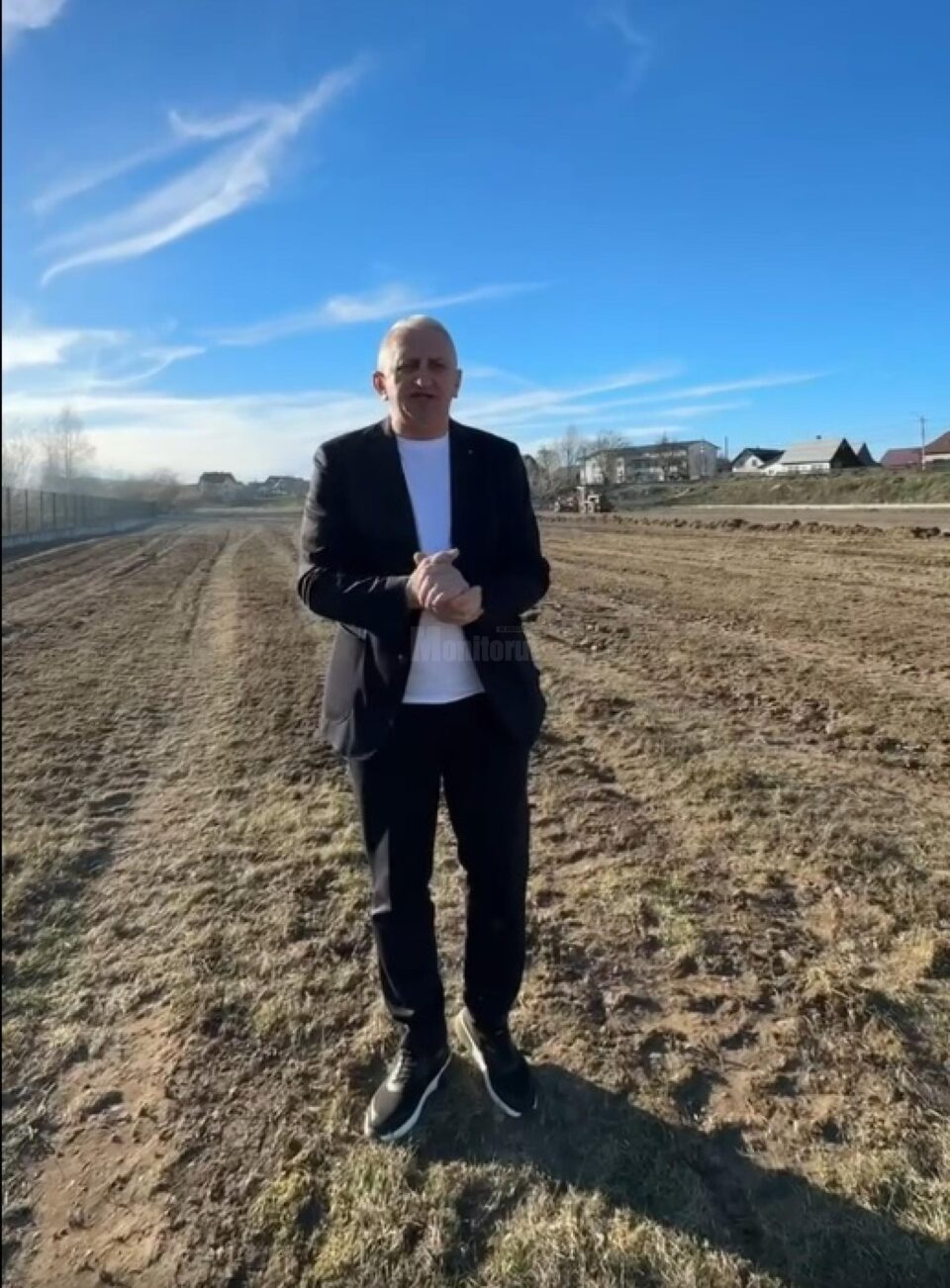 Primarul din Vicovu de Sus, VAsile Iliuț, estimează că noul teren de fotbal va fi finalizat în circa două luni Primarul din Vicovu de Sus, VAsile Iliuț, estimează că noul teren de fotbal va fi finalizat în circa două luni