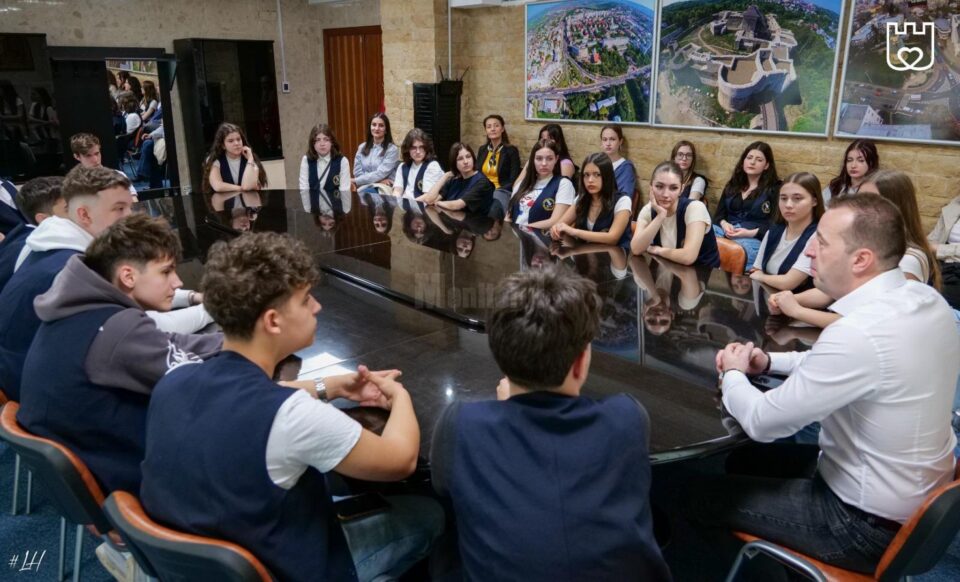 Elevii de la Colegiul Economic “Dimitrie Cantemir”, în discuții cu Lucian Harșovschi la sediul Primăriei Suceava