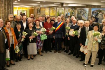 27 de cupluri care au împlinit 50 de ani de căsătorie, sărbătorite la sediul Primăriei Suceava