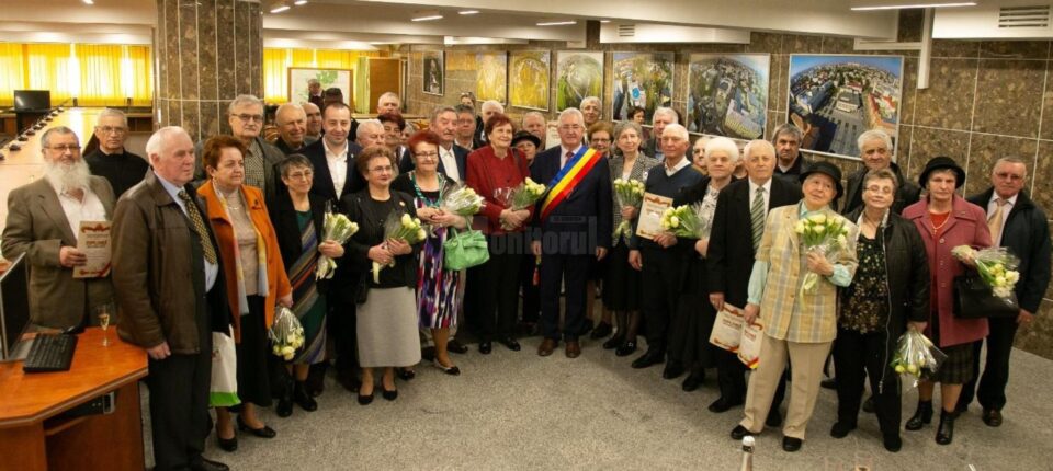 27 de cupluri care au împlinit 50 de ani de căsătorie, sărbătorite la sediul Primăriei Suceava