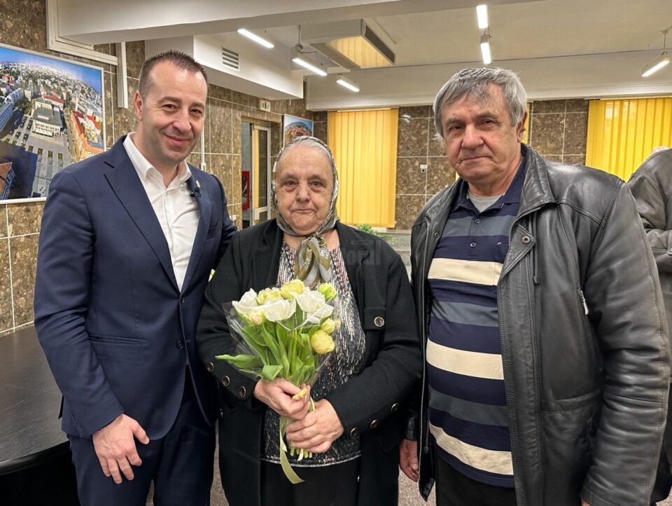 27 de cupluri care au împlinit 50 de ani de căsătorie, sărbătorite la sediul Primăriei Suceava