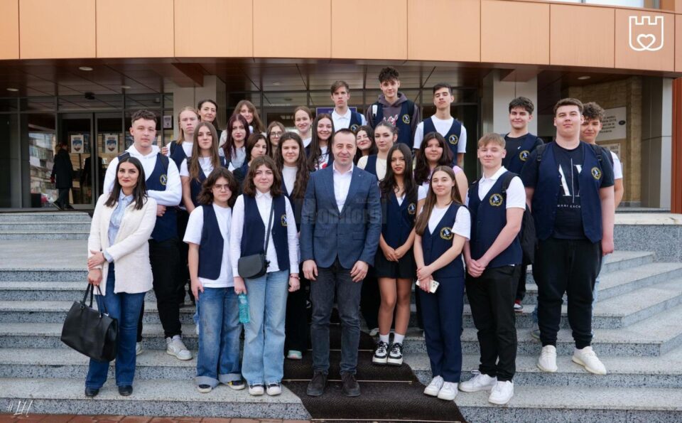 Elevii de la Colegiul Economic “Dimitrie Cantemir”, în discuții cu Lucian Harșovschi la sediul Primăriei Suceava